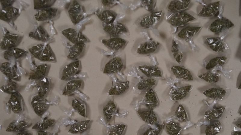 Detienen a dos jóvenes con 41 dosis de marihuana