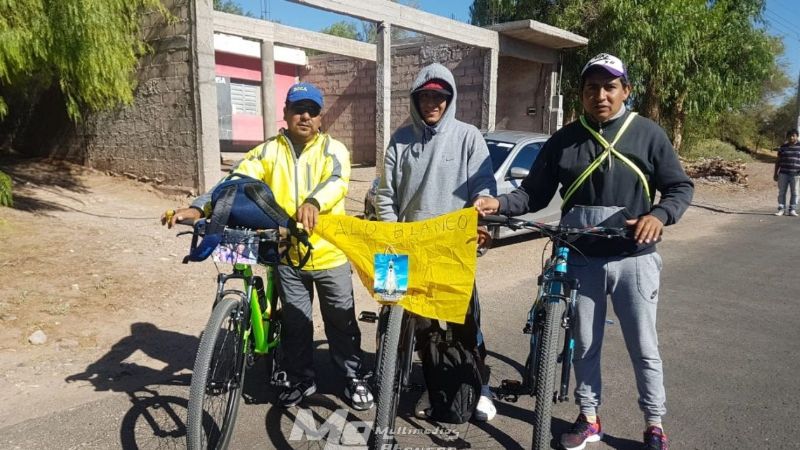 Peregrinos y promesantes fiambalenses viajan en bicicleta hacia la Capital