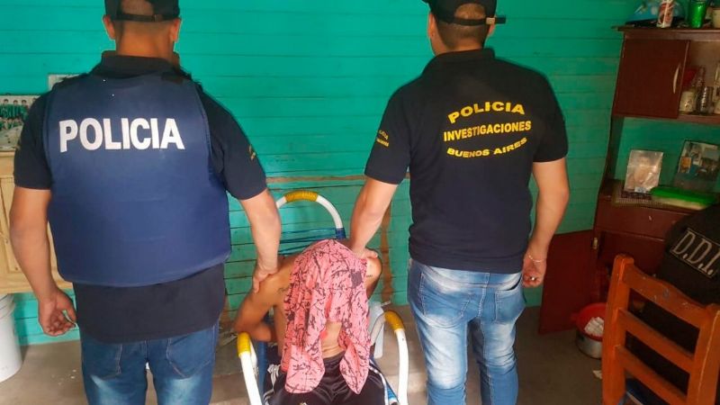 Amenazó y golpeó a su pareja porque no quería que la vean otros hombres