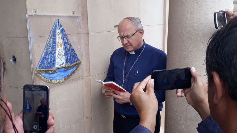Entronizan un manto de la Virgen