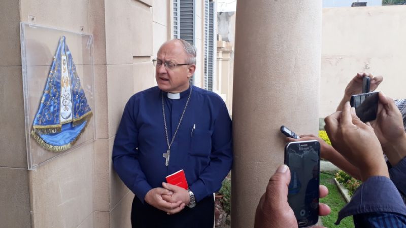 Entronizan un manto de la Virgen