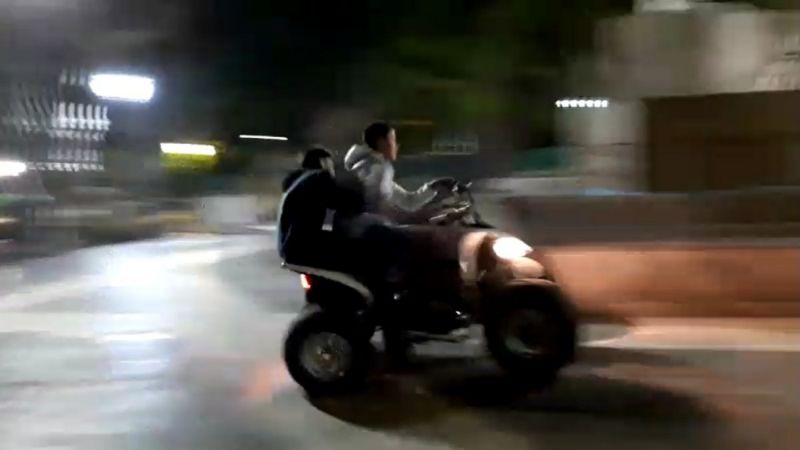 Menores en cuatriciclo realizaron maniobras peligrosas en plena plaza