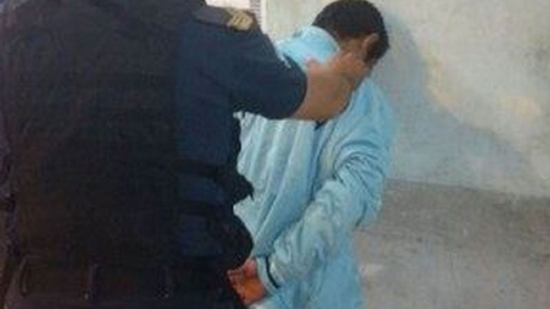 Un hombre encontró a un ladrón en su casa