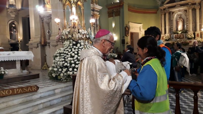 Emotivo homenaje de los peregrinos santiagueños a la Madre del Valle