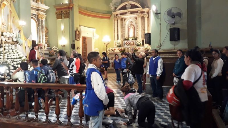 Emotivo homenaje de los peregrinos santiagueños a la Madre del Valle