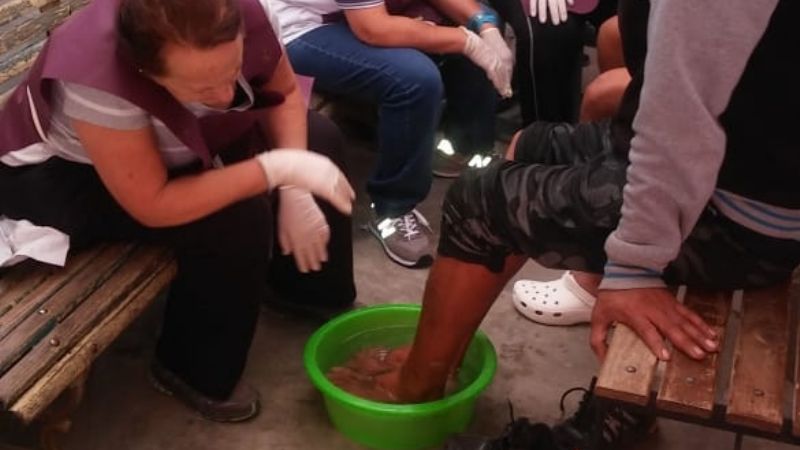 Servicio de lavado de pies a los peregrinos