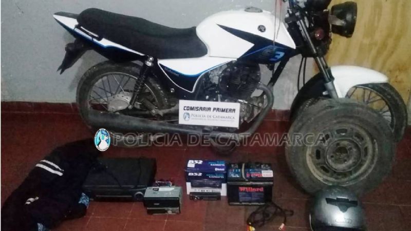 Recuperan elementos robados y secuestran una moto