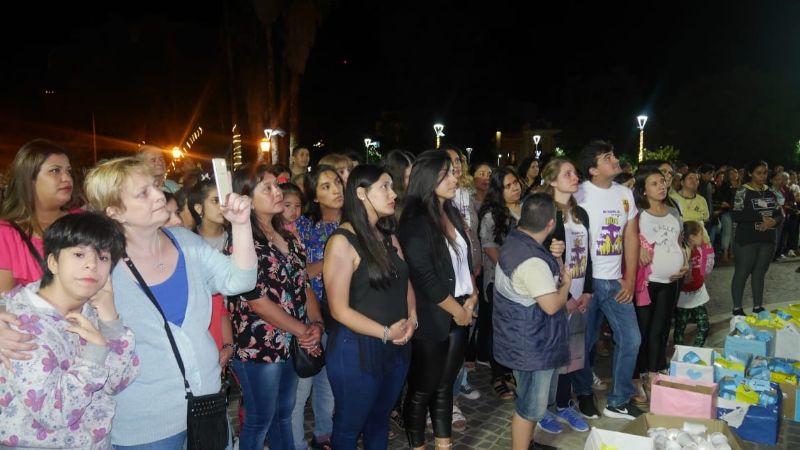 Homenaje de las familias, procesión de antorchas y serenata a la Virgen