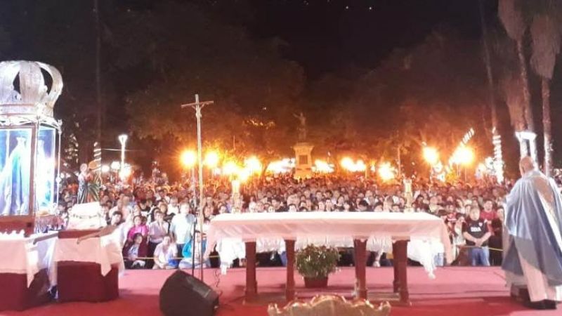 Homenaje de las familias, procesión de antorchas y serenata a la Virgen
