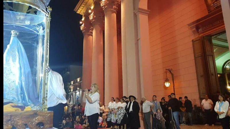 Homenaje de las familias, procesión de antorchas y serenata a la Virgen