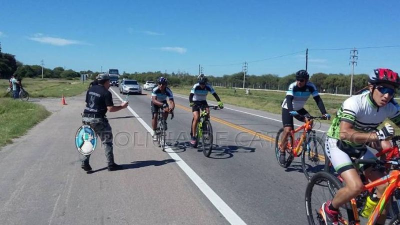 Policías se suman para asistir a peregrinos de la Virgen