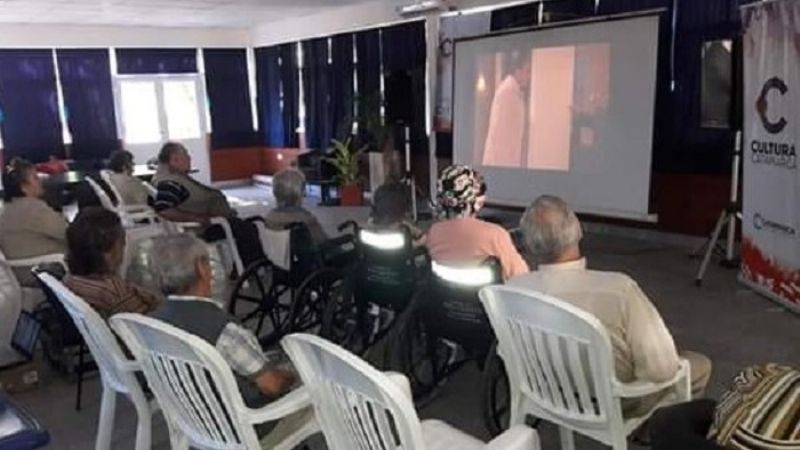 El Cine Móvil con funciones en el Hogar de Ancianos y escuelas de Belén