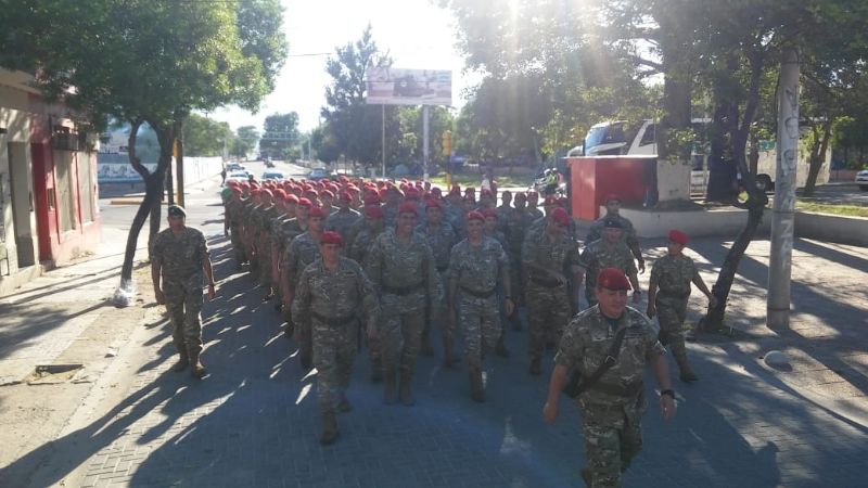 Paracaidistas llegaron a los pies de la Virgen