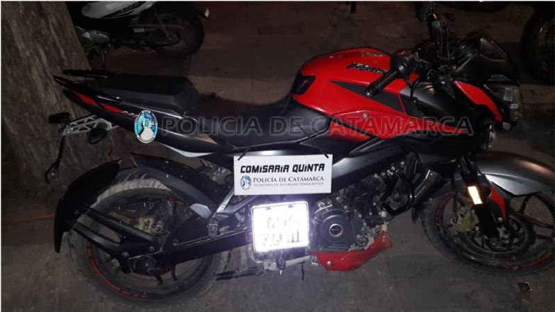 Lo sorprendieron empujando una moto robada