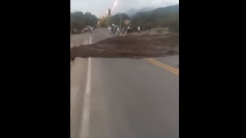 Impactante momento en que un alud cubre por completo la ruta