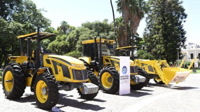 La Gobernadora entregó maquinaria agrícola