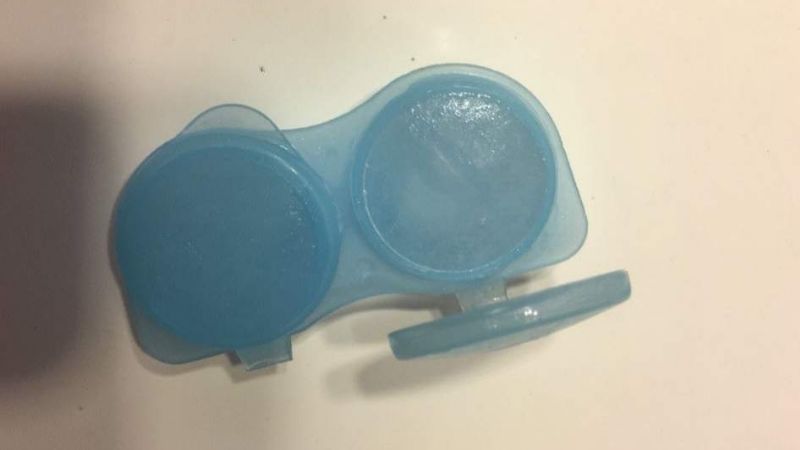 Abuela pensó que era una cubetera y le congeló los lentes de contacto