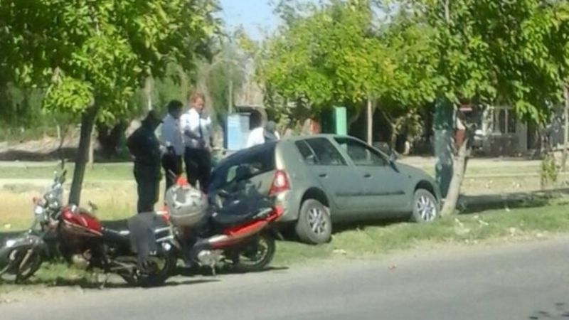 Perdió el control del auto y cayó a una acequia