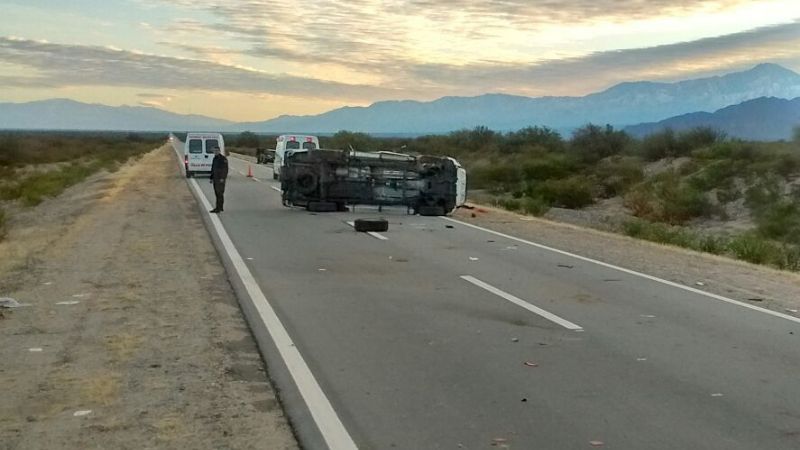 Auto terminó con las cuatro ruedas hacia arriba en Pomán