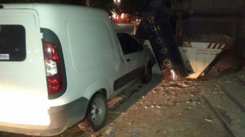 Impactó contra un poste de luz