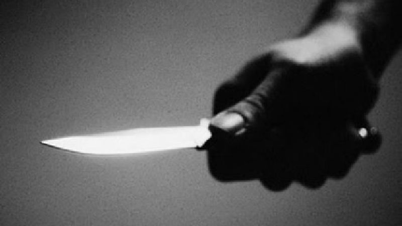 Amenazó con un cuchillo a una mujer para robarle la moto