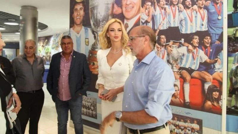 Lopyreva, la embajadora rusa, que “embobó” a “La Bombonera”