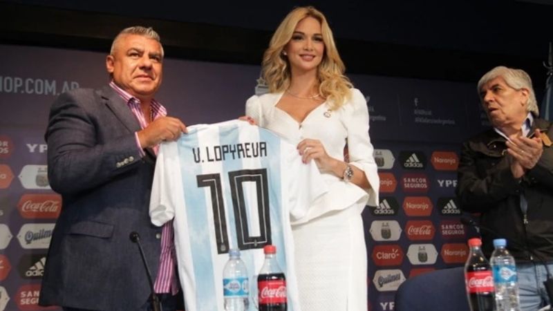 Lopyreva, la embajadora rusa, que “embobó” a “La Bombonera”