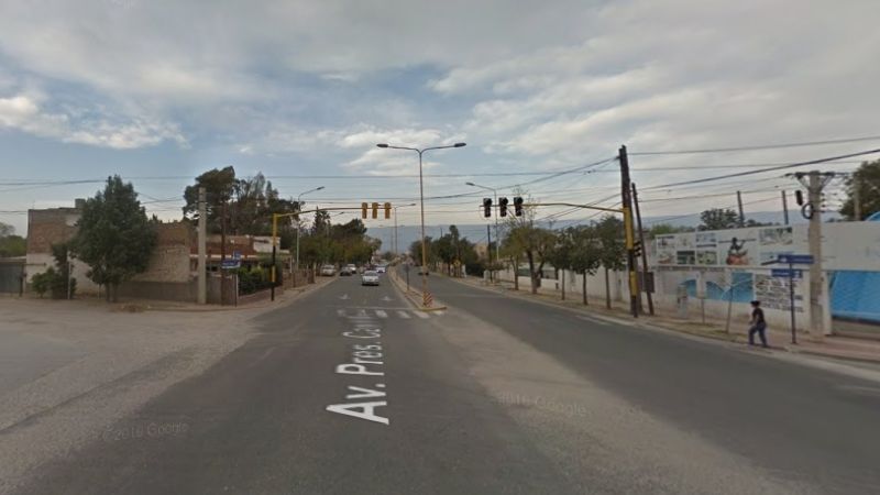 Chocó contra un poste de luz en avenida Presidente Castillo