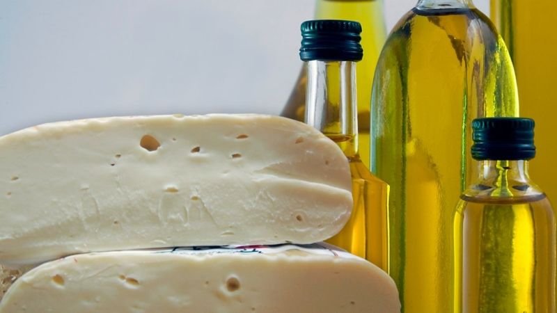 Prohíben el consumo de un queso cremoso y un aceite de oliva