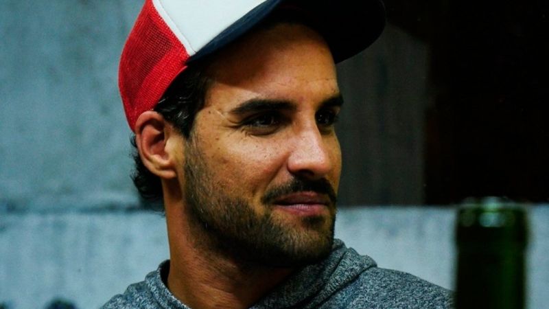 Se besaba con su novio en un bar y patovicas los golpearon