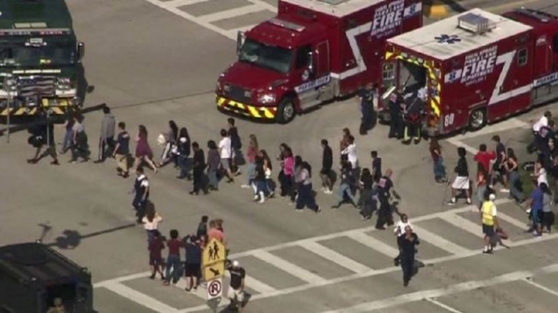 Al menos 17 muertos por un tiroteo en una escuela secundaria de Florida