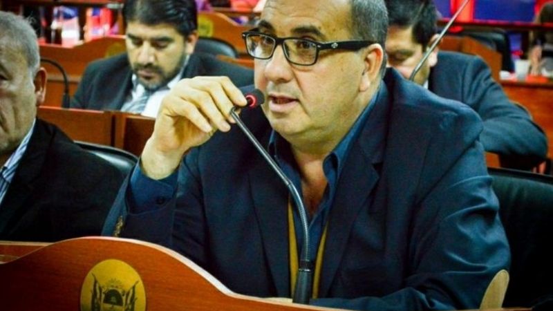 Denuncian a senador por quedarse con el sueldo de un empleado