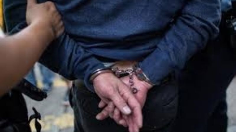 Arrestan a un hombre que molestaba a personas en la calle