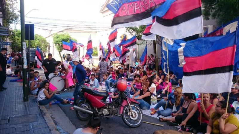 Beneficiarios de planes sociales piden la renuncia de Manzi