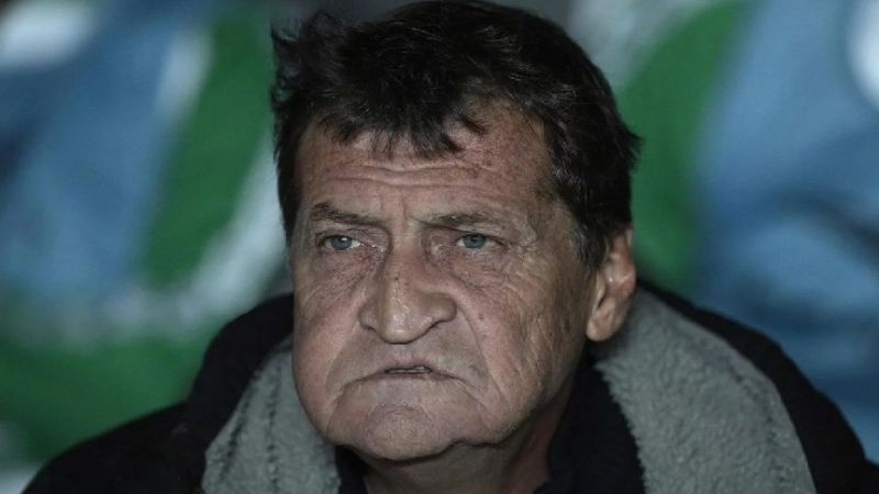 Otro DT, Falcioni, también se trata por un cáncer