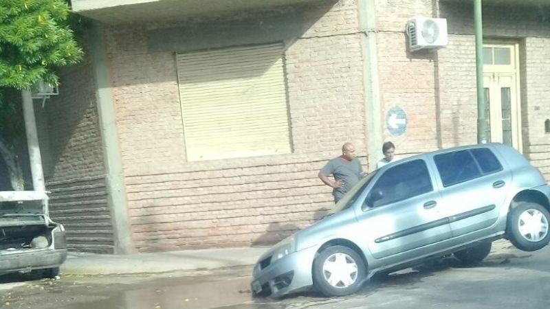 Se hundió un auto en un pozo