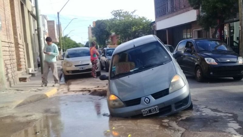 Se hundió un auto en un pozo