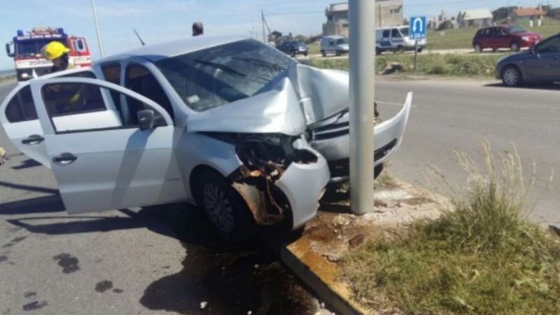 Auto descontrolado chocó contra 3 postes de luz