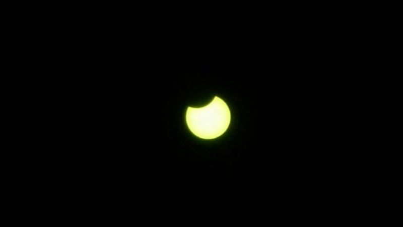 El primer eclipse solar del año se pudo ver en gran parte del país