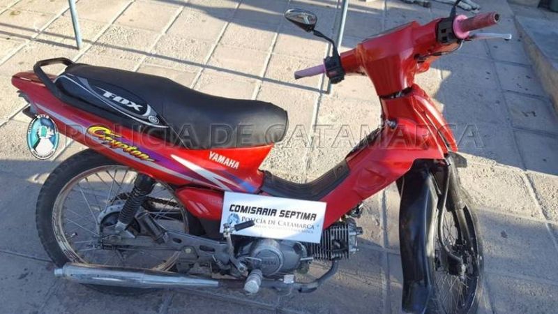 Amenazan a una mujer con una pistola para arrebatarle la cartera