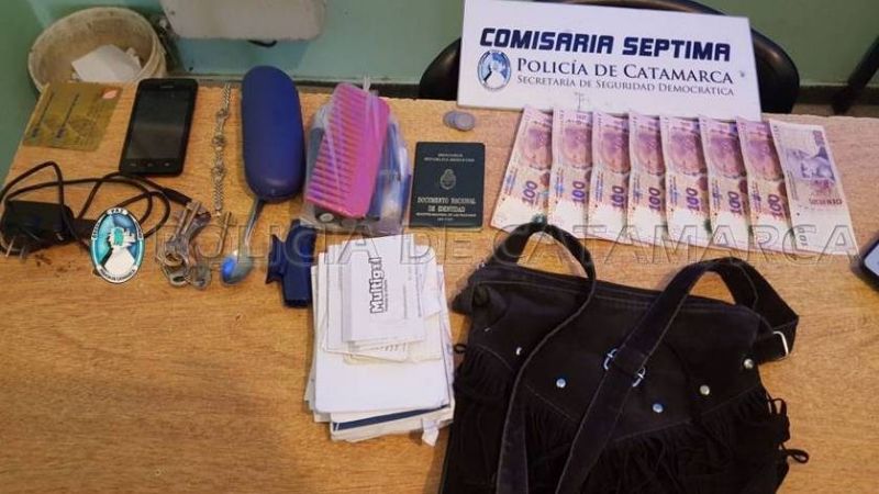 Amenazan a una mujer con una pistola para arrebatarle la cartera