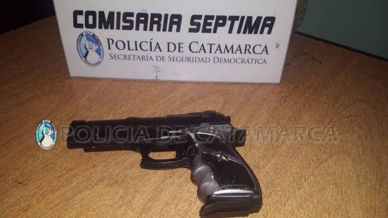 Amenazan a una mujer con una pistola para arrebatarle la cartera