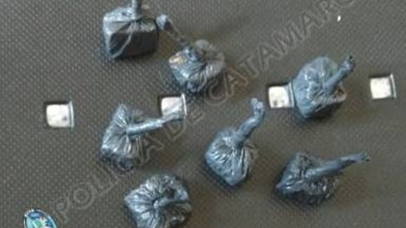 Arrestan a un joven y secuestran droga en Los Altos