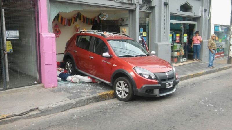 Automovilista se incrustó en la vidriera de un negocio
