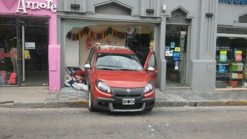 Automovilista se incrustó en la vidriera de un negocio