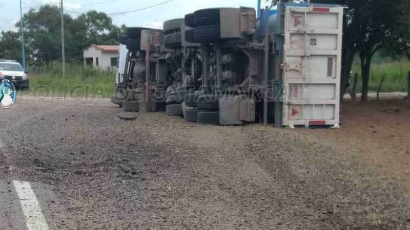 Volcó un camión en Santa Rosa