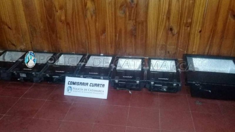 Recuperan reflectores robados