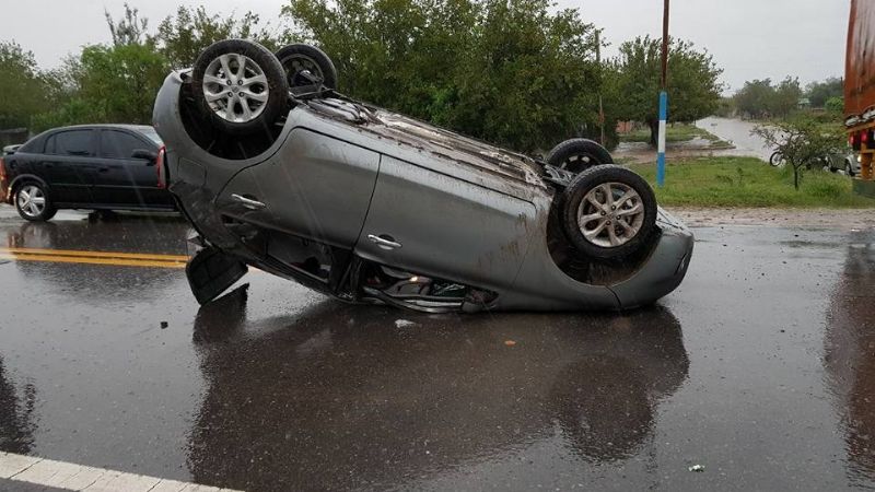 Tres heridos tras un vuelco en la ruta 157