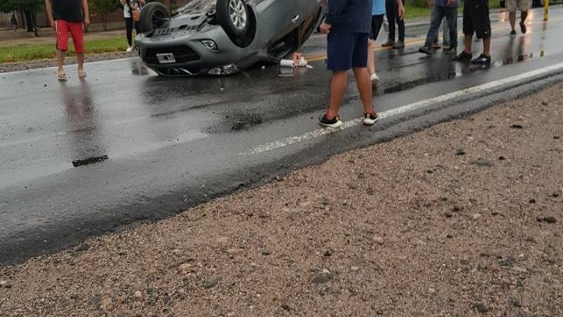 Tres heridos tras un vuelco en la ruta 157