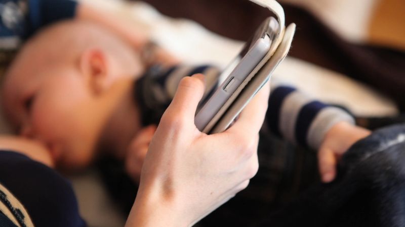 El celular se mete en la lactancia y advierten por los efectos